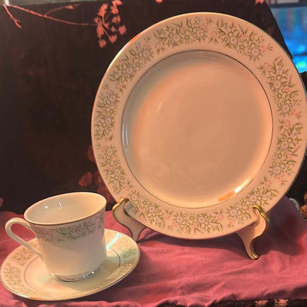 Elegant Cream Porcelain Dinnerware Set with Gold Filigree